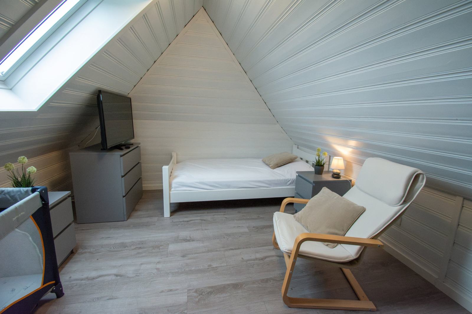 Dachzimmer mit Einzelbett und Leseecke