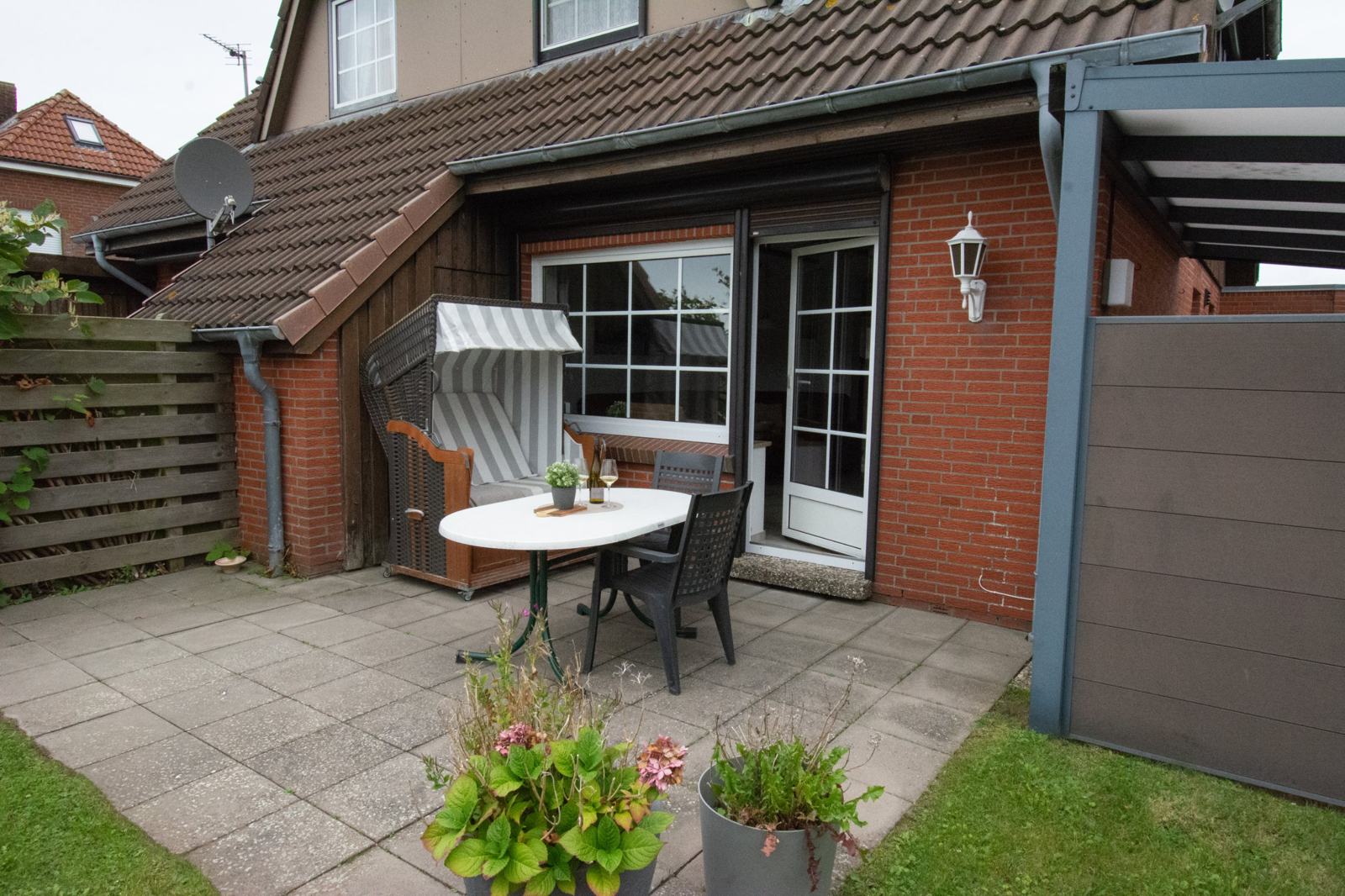 Terrasse im eingezäunten Garten